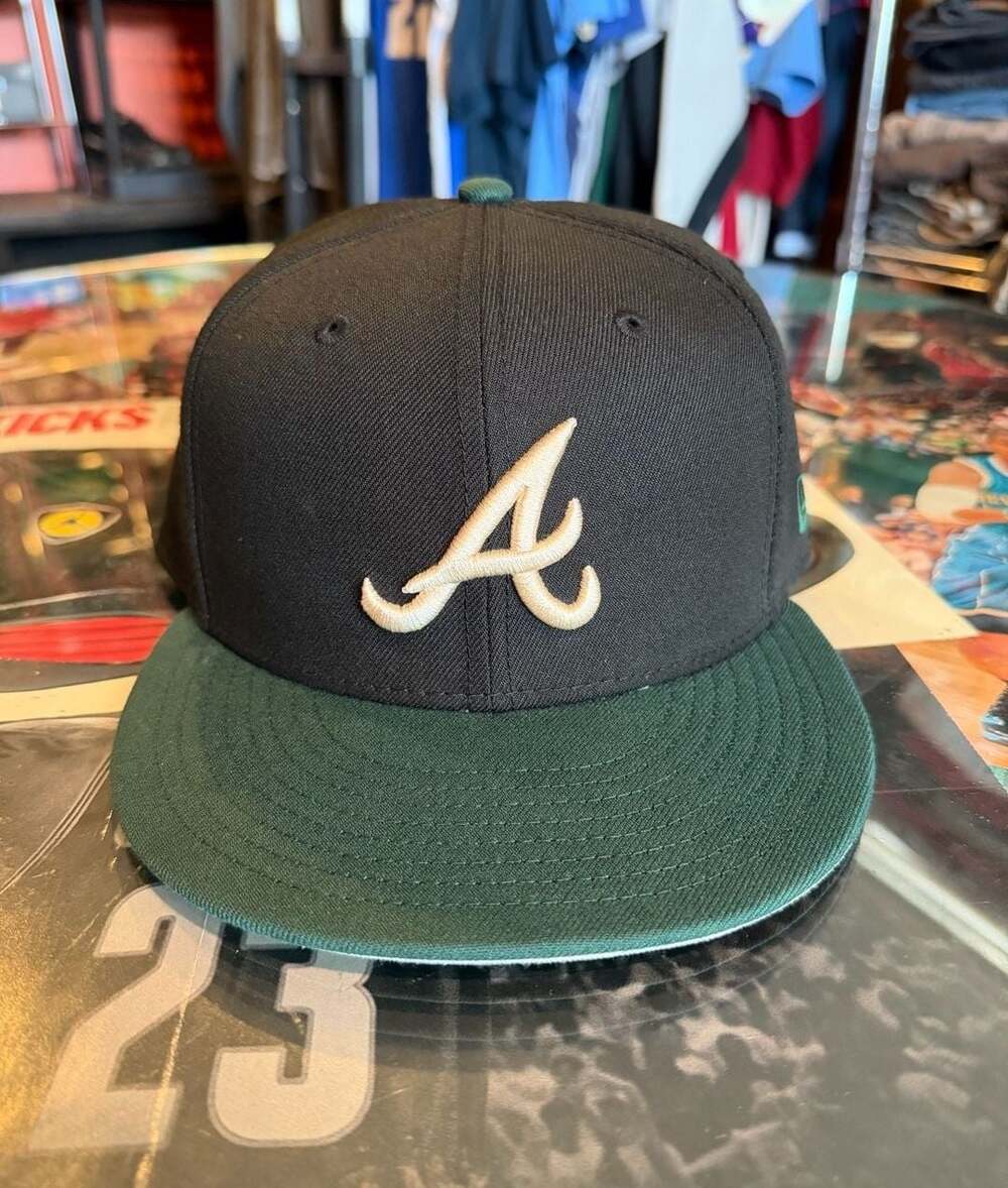 New Era Atlanta Braves Size 7 1/2 Black Green Fitted Hat Clean